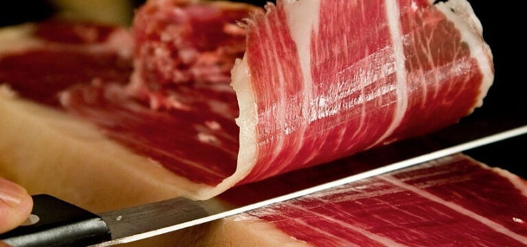 Bật mí cách cắt thịt heo muối Iberico đúng chuẩn chuyên gia siêu đơn giản
